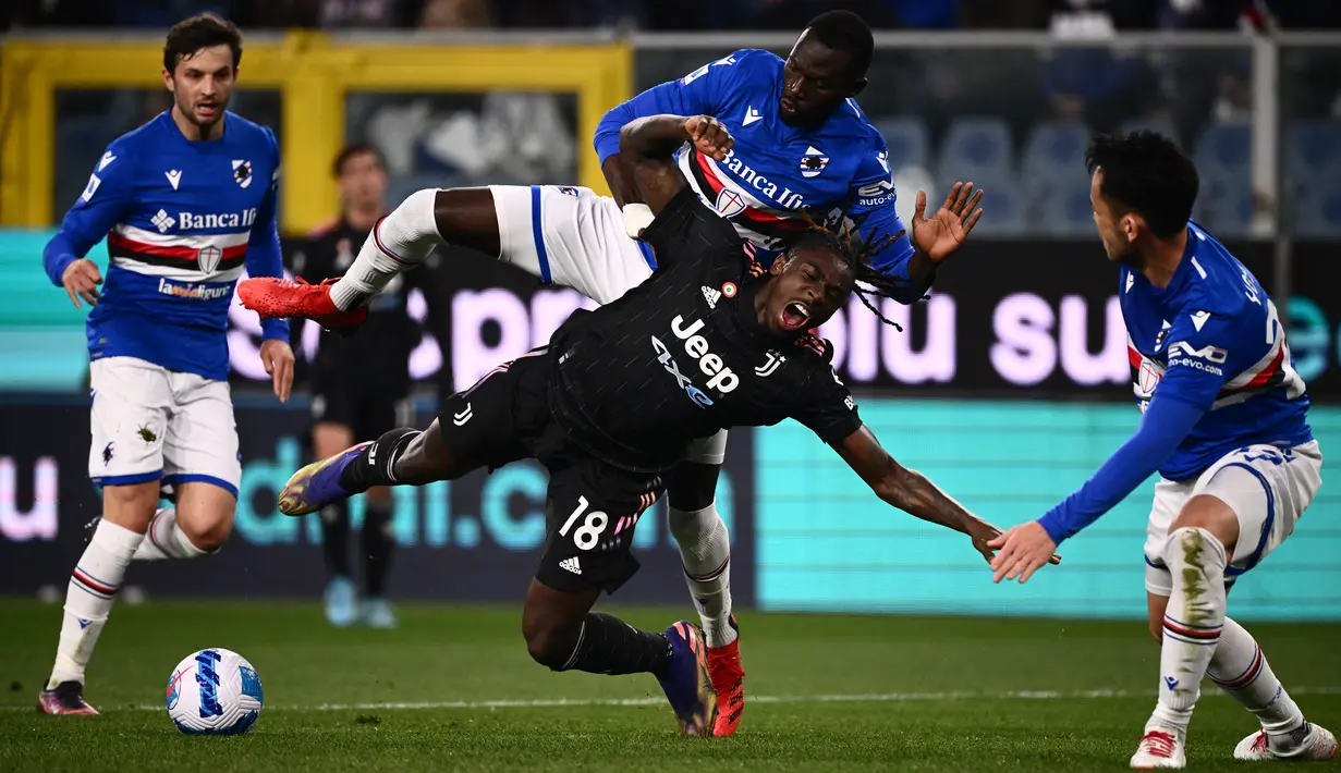 Bek Sampdoria Omar Colley (Belakang) melakukan pelanggaran terhadap penyerang Juventus Moise Kean di area penalti pada pekan ke-29 Liga Italia di Stadion Luigi Ferraris, Minggu (13/3/2022) dini hari WIB. Dua gol Alvaro Morata membantu Juventus menekuk Sampdoria dengan skor 3-1 (Marco BERTORELLO/AFP)