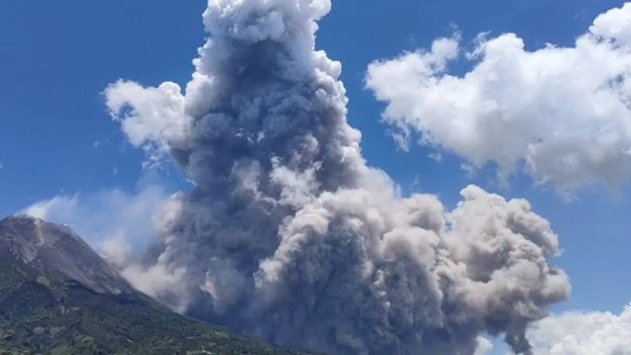 Gunung Merapi Kembali Keluarkan Awan Panas Guguran