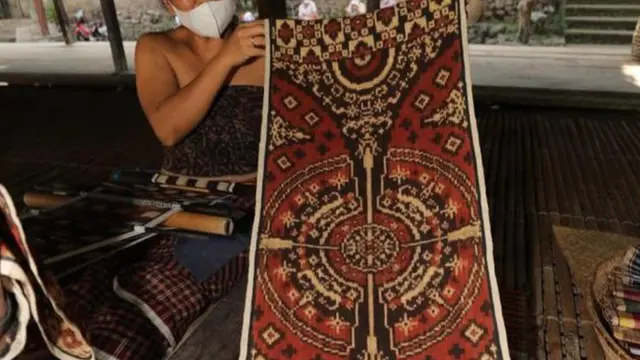 Perajin Tenun.