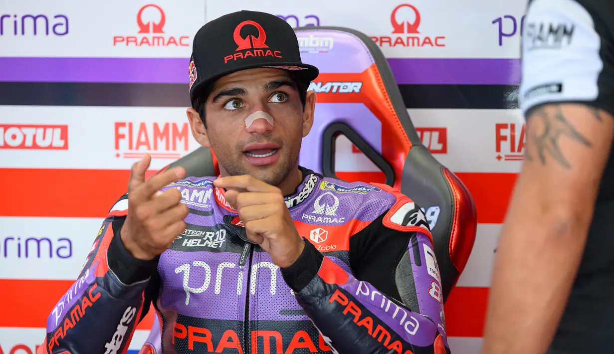 Pembalap Prima Pramac Racing asal Spanyol, Jorge Martin berbincang sebelum dimulainya sesi latihan kedua MotoGP Austria di sirkuit Red Bull Ring di Spielberg, Austria, pada 16 Agustus 2024. (Jure Makovec/AFP)