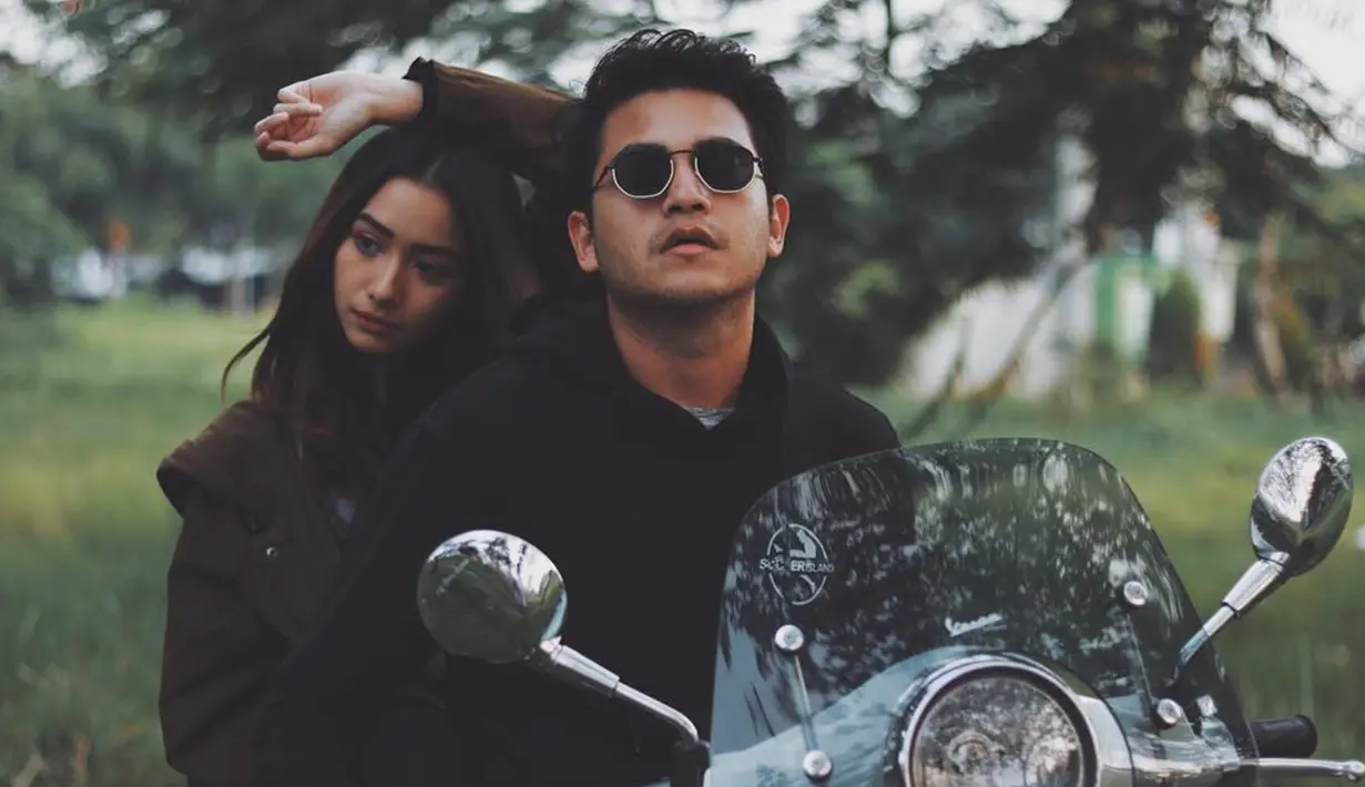 Bergaya santai, aktor kelahiran 27 Juli 1991 ini menggunakan hoodie. Penampilan ayah Aleena Kyna Alatas semakin kece dengan kacamata hitam yang menawan. (Liputan6.com/IG/@rizkyalatas)