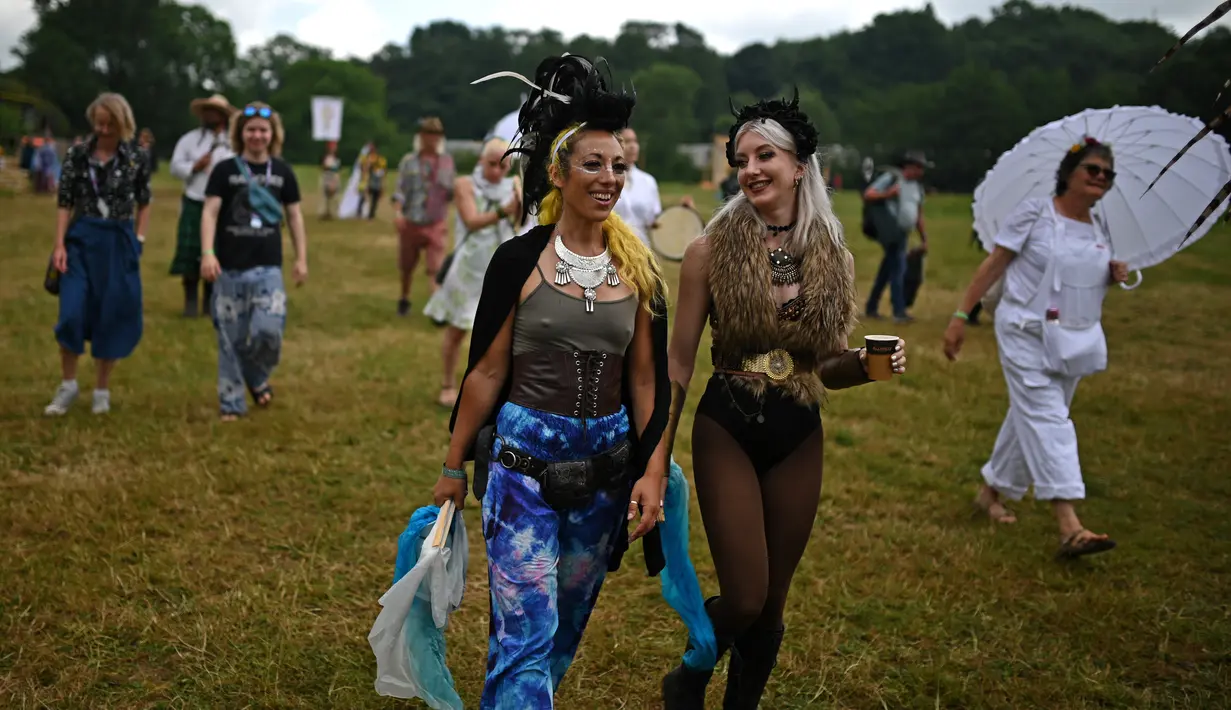 Glastonbury biasanya dihadiri oleh sekitar 200.000 orang, sehingga membutuhkan infrastruktur keamanan, transportasi, air, dan suplai listrik yang ekstensif. (AFP/Oli Scarff)