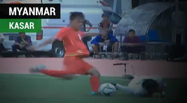 Aksi bek Myanmar, Pyae Phyo Maung, menendang bola dengan keras ke punggung pemain Timnas Indonesia U-19, Witan Sulaeman.