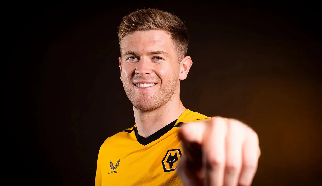 Nathan Collins. Bek tengah Irlandia berusia 21 tahun ini baru semusim membela Burnley usai didatangkan dari Stoke City di awal musim 2021/2022 dengan nilai transfer 14 juta euro. Setelah Burnley terdegradasi di akhir musim 2021/2022, ia dipastikan akan tetap bermain di Premier League 2022/2023 dengan bergabung bersama Wolverhampton Wanderers dengan biaya transfer senilai 24,3 juta euro dengan durasi kontrak hingga Juni 2027. Bersama Burnley ia total tampil dalam 22 laga di semua ajang dengan torehan 2 gol. (wolves.co.uk)