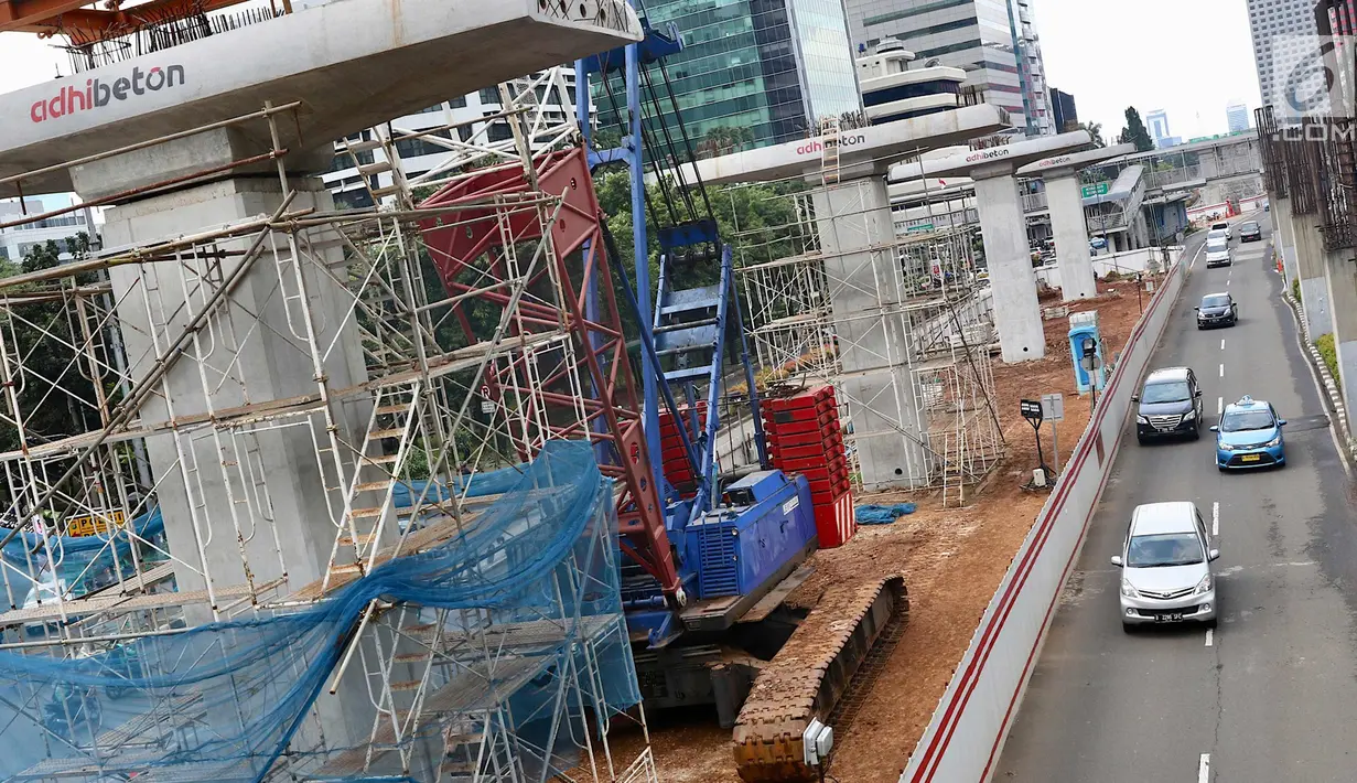 Suasana konstruksi layang proyek LRT yang sepi dari aktivitas di kawasan Kuningan, Jakarta Selatan, Rabu (21/2). Namun untuk bagian bawah pengerjaan tetap dilakukan. (Liputan6.com/Immanuel Antonius)
