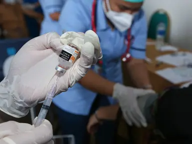 Tenaga medis menyiapkan vaksin Covid-19 di Lippo Mall Kemang, Jakarta, Senin (12/04/2021). Ribuan lansia dan tenaga pendidik mengikuti vaksinasi guna mendukung pemerintah realisasi target 1 juta penyuntikan vaksin per hari. (Liputan6.com/Fery Pradolo)