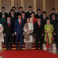 Presiden Joko Widodo dan Wakil Presiden Jusuf Kalla serta para pimpinan tinggi lembaga negara berfoto bersama sebelum menghadiri pembukaan Sidang Tahunan MPR Tahun 2019 di Kompleks Parlemen, Senayan, Jakarta, Jumat (16/8/2019). (Liputan6.com/ Johan Tallo)