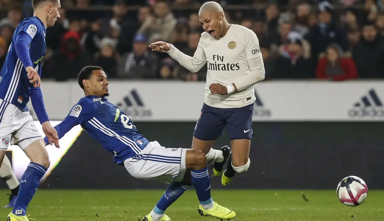 Striker Paris Saint Germain (PSG), Kylian Mbappe, terjatuh saat berebut bola dengan pemain RC Strasbourg, Kenny Lala, pada laga Liga 1 Prancis di Stadion Stade de la Meinau, Rabu (5/12). Kedua tim bermain imbang 1-1. (AP/Jean-Francois Badias)