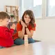 Biarkan anak memilih mainannya sendiri dan bermain mandiri di area sturdy play. Menurut Mother-U, kebiasaan ini penting untuk membangun fokus, rasa percaya diri, dan kemampuan anak mengatur dirinya sendiri tanpa harus selalu ditemani atau diarahkan. (foto/dok: freepik)