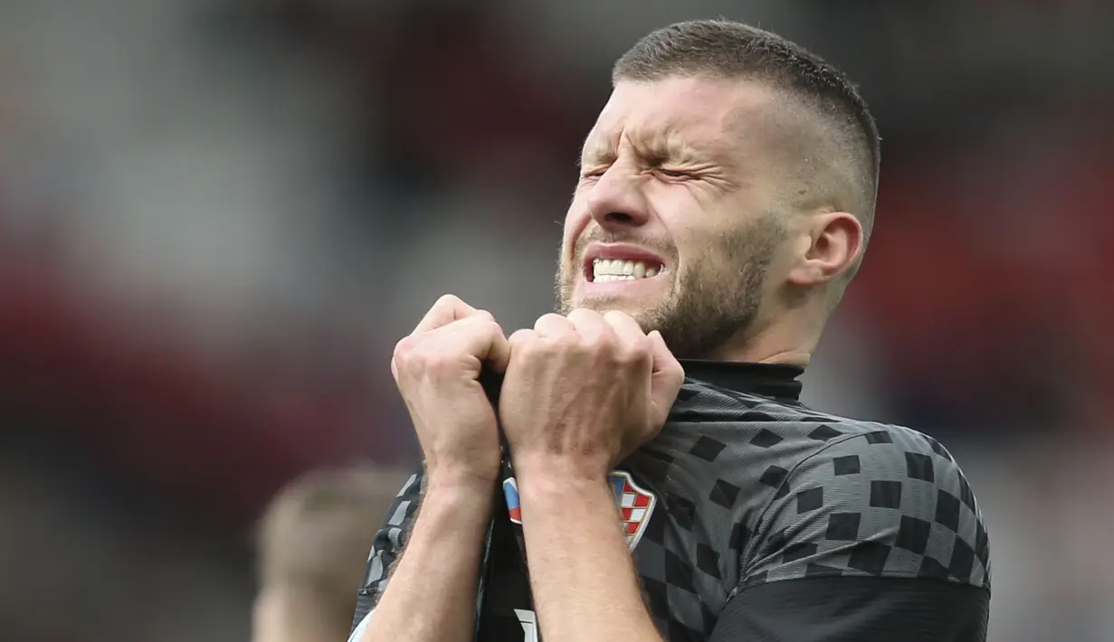 Peluang terbaik Kroasia dimiliki oleh Ante Rebic pada menit ke-39. Tendangannya melebar dari sasaran ketika dirinya beradu satu lawan satu dengan kiper Republik Ceska, Tomas Vaclik. Keunggulan Republik Ceska bertahan hingga turun minum. (Foto: AP/Pool/Robert Perry)