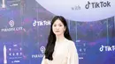 Song Hye Kyo kembali pukau publik dengan penampilannya yang anggun dan elegan bagai dewi dibalut dress sederhana nuansa krem.  [Foto: Twitter/theseoulstory].