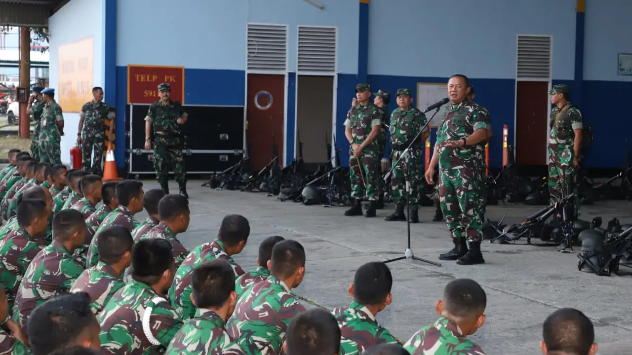Asops Panglima TNI Mayjen TNI Ganip Warsito memberikan pengarahan kepada sejumlah Prajurit TNI. (Istimewa)