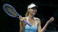 Petenis cantik Rusia Maria Sharapova merayakan kemenangan atas Agnieszka Radwanska dari Polandia di pertandingan pertama Grup Merah WTA Finals 2015, Minggu (25/10/2015). (Liputan6.com/REUTERS/Edgar Su)