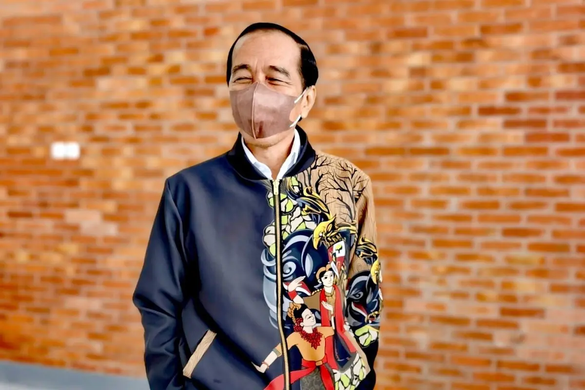 Presiden Jokowi memakai jaket yang dibelinya dari pelaku usaha mikro kecil menengah (UMKM) di lobi Bandara Ngloram
