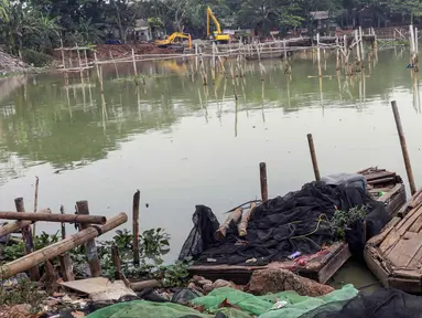 Sisa keramba milik warga terlihat di Situ Rawa Kalong, Cimanggis, Depok, Jawa Barat, Selasa (27/8/2019). Pemerintah Provinsi Jawa Barat mulai merevitalisasi kawasan Situ Rawa Kalong yang memiliki luas lebih kurang 8,25 hektar dengan anggaran sebesar Rp40 miliar. (Liputan6.com/Helmi Fithriansyah)