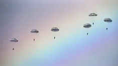 Pasukan terjun payung Rusia beraksi setelah melompat dari pesawat IL-76 dalam latihan gabungan militer Serbia dengan Rusia yang bernama Slavic Brotherhood di kota Kovin, dekat Belgrade, Serbia (7/11). (Reuters/Marko Djurica)