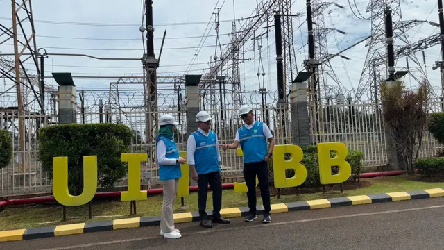 Wakil Menteri BUMN Kartika Wirjoatmodjo meninjau ke Posko Siaga Kelistrikan Natal dan Tahun Baru 2024/2025 PLN Unit Induk Pengatur Beban Jawa, Madura, dan Bali (UIP2B JAMALI) di Cinere, Kota Depok. (Foto: Liputan6.com/Tira Santia)