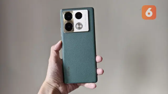 Infinix Note 40 Pro dalam balutan warna hijau menggunakan material kulit sintetis yang membuat tampilannya cukup mewah