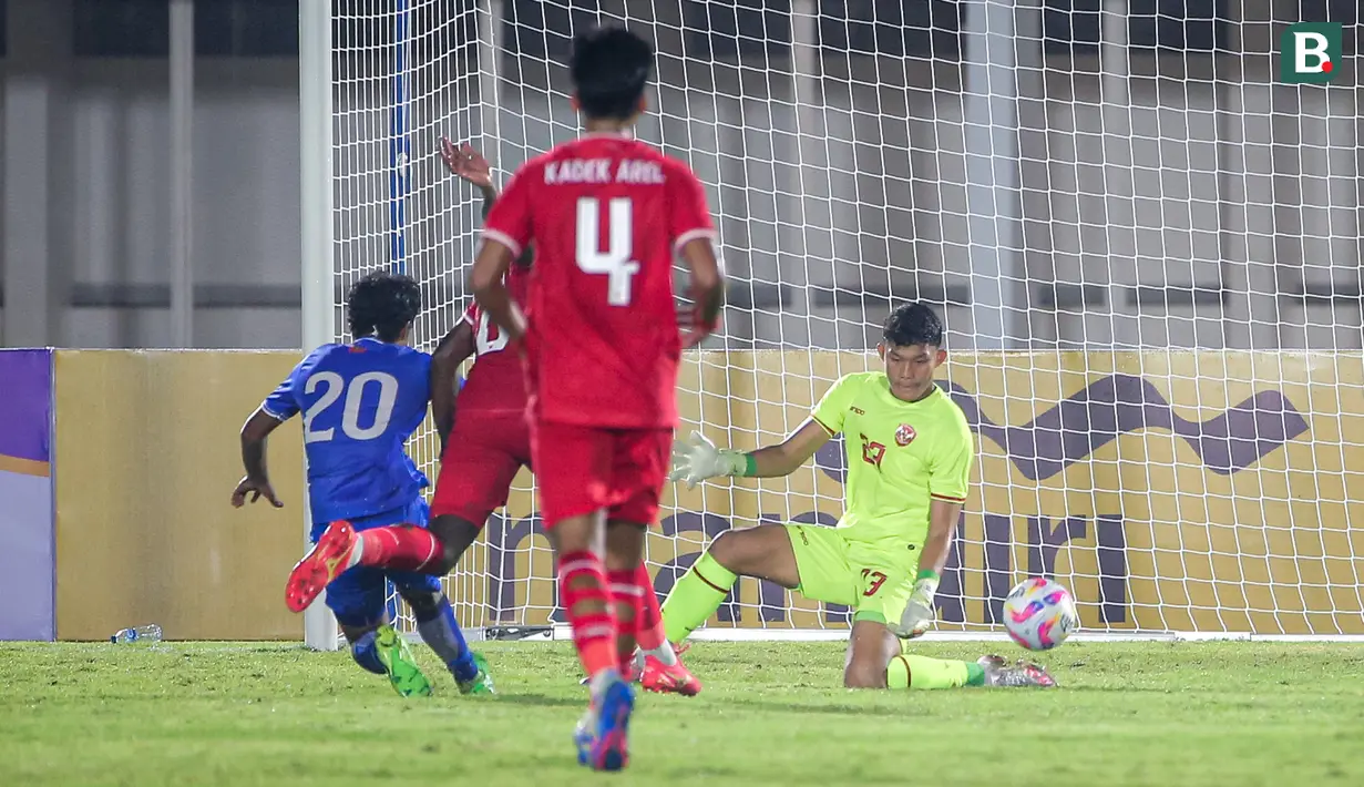 <p>Kiper Timnas Indonesia U-20, Ikram Algiffari (kanan) berusaha membendung bola tendangan pemain Maladewa, Muzdhan Hassan pada laga Kualifikasi Piala Asia U-20 2025 di Stadion Madya, Senayan, Jakarta,&nbsp;Rabu (25/09/2024). (Bola.com/Bagaskara Lazuardi)</p>