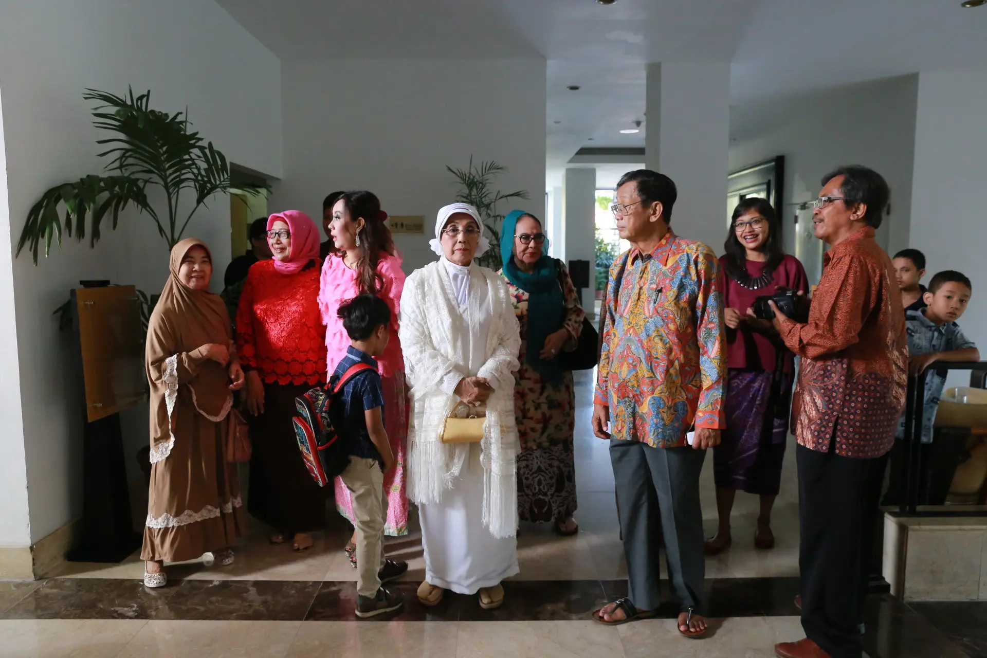 Bertempat di Masjid Agung Kasepuhan Cirebon, Nani dan Ajip berangkat menuju lokasi dari hotel tempat mereka menginap bersama para rombongan. Wajah sumringah hadir di antara keduanya. (Adrian Putra/Bintang.com)