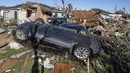Sebuah Tesla duduk terbalik setelah tornado membalik mobil itu berada di jalan masuk rumah keluarga Harris di Tita Street di Algiers, sebuah lingkungan di New Orleans, Kamis (15/12/2022). Setidaknya tiga orang tewas dan belasan lainnya terluka akibat serangkaian tornado melanda New Orleans dan bagian lain di negara bagian Louisiana, Amerika Serikat. (David Grunfeld/The Times-Picayune/The New Orleans Advocate via AP)