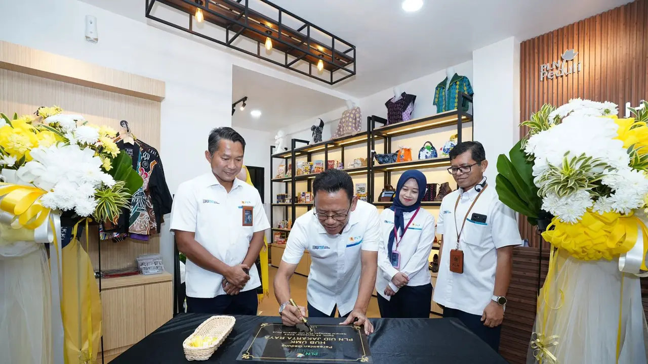 Penandatanganan prasasti peresmian gedung Hub UMK Jakarta Raya oleh General Manager PLN UID Jakarta Raya, Lasiran. (dok PLN Disjaya)
