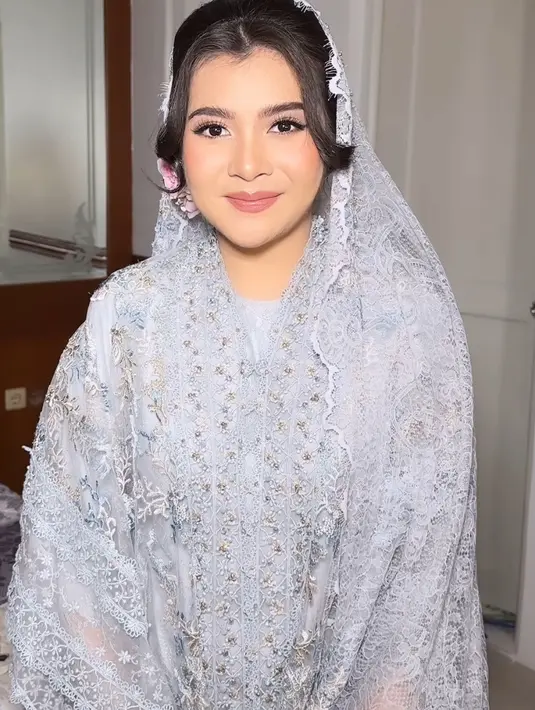 Saat penganjian, Sheila tampil menawan mengenakan busana brokat warna ice blue serasi dengan tudung kepalanya dari Lace by Artkea.  [@ambarpaes_jakarta]