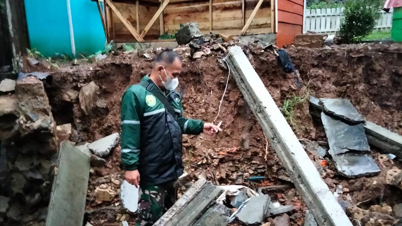 Hujan deras menyebabkan sejumlah wilayah di Kota Bogor Jawa Barat, banjir, longsor, dan merobohkan pohon, Minggu (19/10/2021)