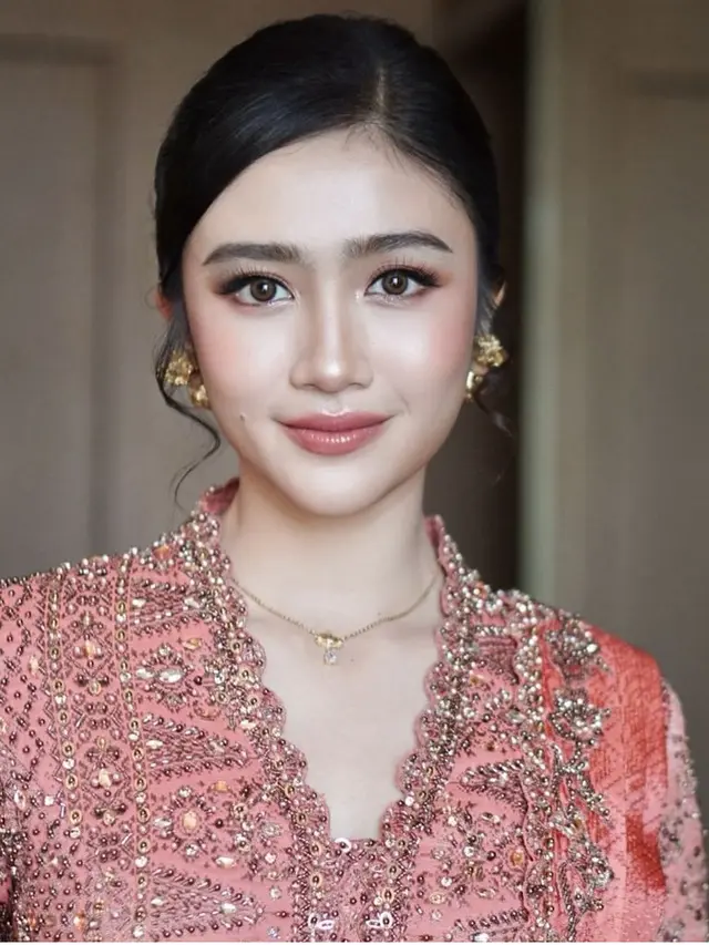 Febby Rastanty Saat Tunangan dengan Anggota Polisi. [@evalovira]