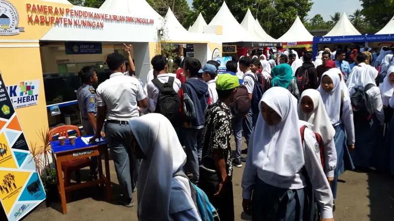 Saat Siswa SMK Kuningan Jawa Barat Kenalan Dengan Mesin Perbankan Kekinian