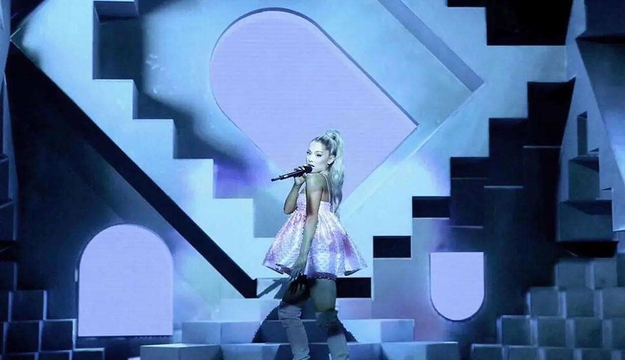 Ariana Grande dengan cute mini dress adalah tampilan ikonis yang mudah dikenali. Tubuh petite Ariana dibalut dress-dress pendek yang manis bak kostum boneka Barbie menjadi ciri khas lain dari penyanyi ini. Foto: Instagram.