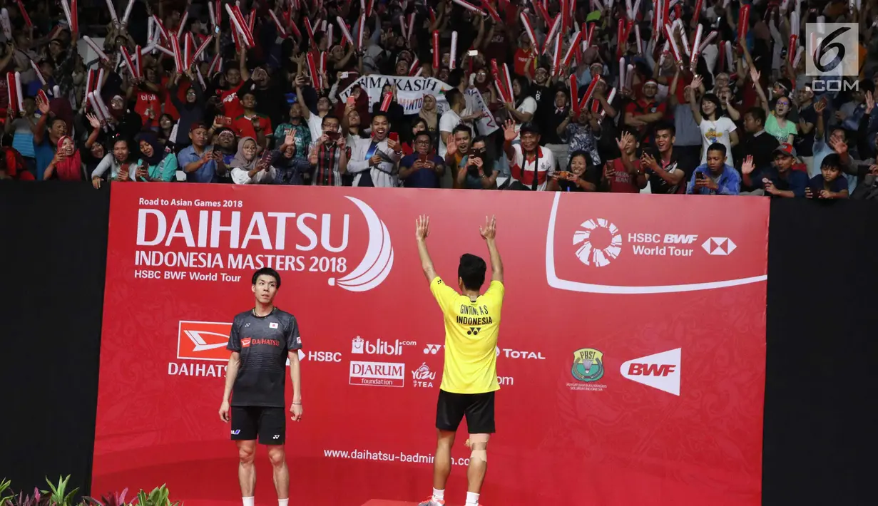 Pebulu tangkis Indonesia, Anthony Ginting menyapa penggemarnya setelah meraih juara Indonesia Masters 2018 di Senayan, Jakarta, Minggu (28/1). Anthony menang dengan skor 21-13 dan 21-12 atas Kazumasa Sakai. (Liputan6.com/Angga Yuniar)