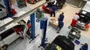 Sejumlah peserta menjalani tes perbaikan mobil dalam  kontes mekanik di Sunter, Jakarta Utara, Sabtu(12/1). Kontes Mekanik UKM Bengkel Mitra YDBA ini digelar untuk kali ketiga. (Liputan6.com/HO/Eko)