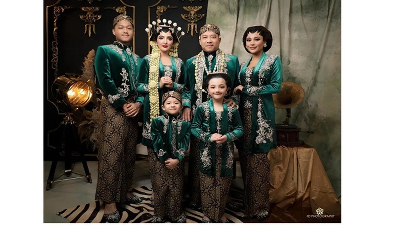 6 Gaya Pemotretan Keluarga Anang Hermansyah dan Ashanty ala Pengantin Jawa, Menawan