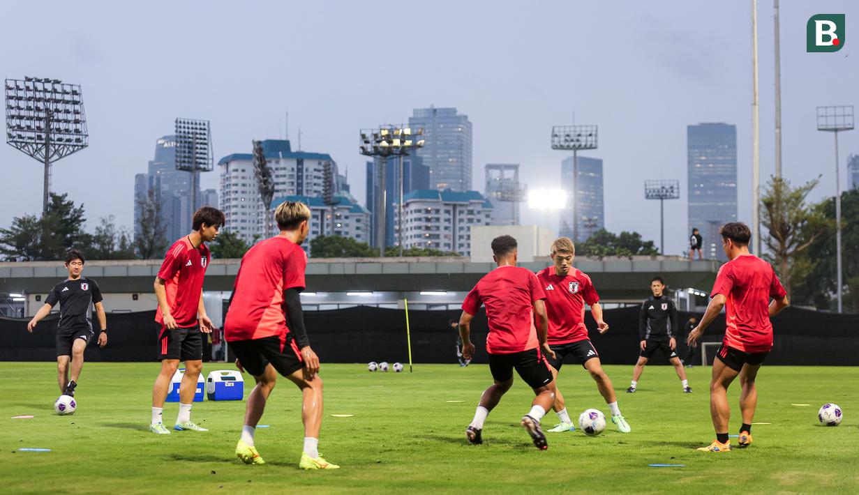 <p>Sejumlah pemain Jepang melakukan rondo saat mereka menggelar latihan perdana menjelang laga putaran ketiga Kualifikasi Piala Dunia 2026 melawan Timnas Indonesia yang berlangsung di Lapangan A, kompleks SUGK, Senayan, Jakarta, Senin (11/11/2024). Lima pemain tersebut adalah Yuto Nagatomo, Sakine Hiroki, Kota Takai, Ritsu Doan, dan Joel Chima Fujita. (Bola.com/Bagaskara Lazuardi)</p>