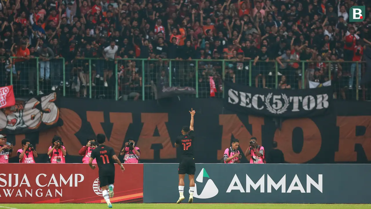 Foto: Bermain di Depan Ribuan The Jakmania, Persija Jakarta Dikalahkan Klub Malaysia di Laga Uji Coba