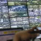 Petugas memantau kondisi lalu lintas melalui monitor kamera pengawas (CCTV) berpengeras suara di ruang Network Operation Center (NOC) Unit Pelayanan Sistem Pengendali Lalu Lintas (UP SPLL) Dishub DKI Jakarta, Kamis (5/10). (Liputan6.com/Faizal Fanani)