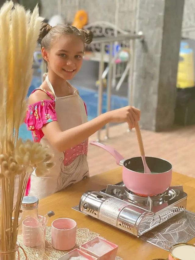 Anak Melaney Ricardo, Chloe Lynch