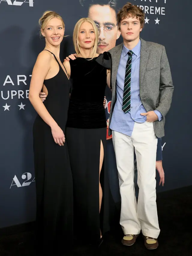 Apple Martin Duplikasi Gaya Ikonis Gwyneth Paltrow, Kenakan Gaun Calvin Klein Sang Mama Era 90-an di Premiere Marty Supreme