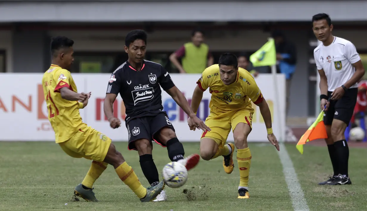 Bek PSIS Semarang, Soni Setiawan, berebut bola dengan pemain Bhayangkara FC pada laga Shopee Liga 1 di Stadion Patriot Chandrabhaga, Bekasi, Selasa (20/8). Bhayangkara bermain imbang 0-0 dengan PSIS. (Bola.com/Yoppy Renato)