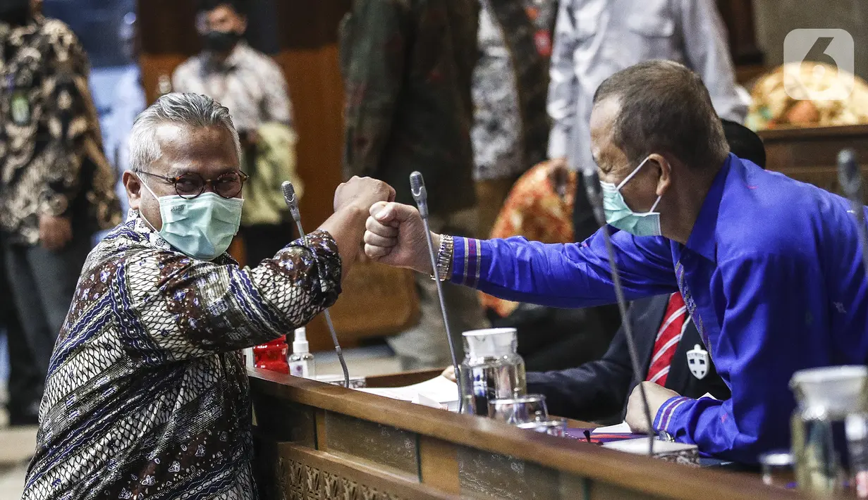 Ketua KPU Arief Budiman (kiri) saat Rapat Dengar Pendapat (RDP) dengan Komisi II DPR di Gedung Nusantara, Senayan, Jakarta, Kamis (12/11/2020). Rapat membahas Revisi Peraturan KPU (RPKPU) terkait penghitungan suara hingga rekapitulasi penghitungan suara Pilkada 2020. (Liputan6.com/Johan Tallo)