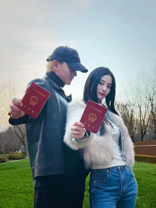 Tampil Serasi, Tao Eks EXO dan Xu Yiyang Resmi Pamer Buku Nikah