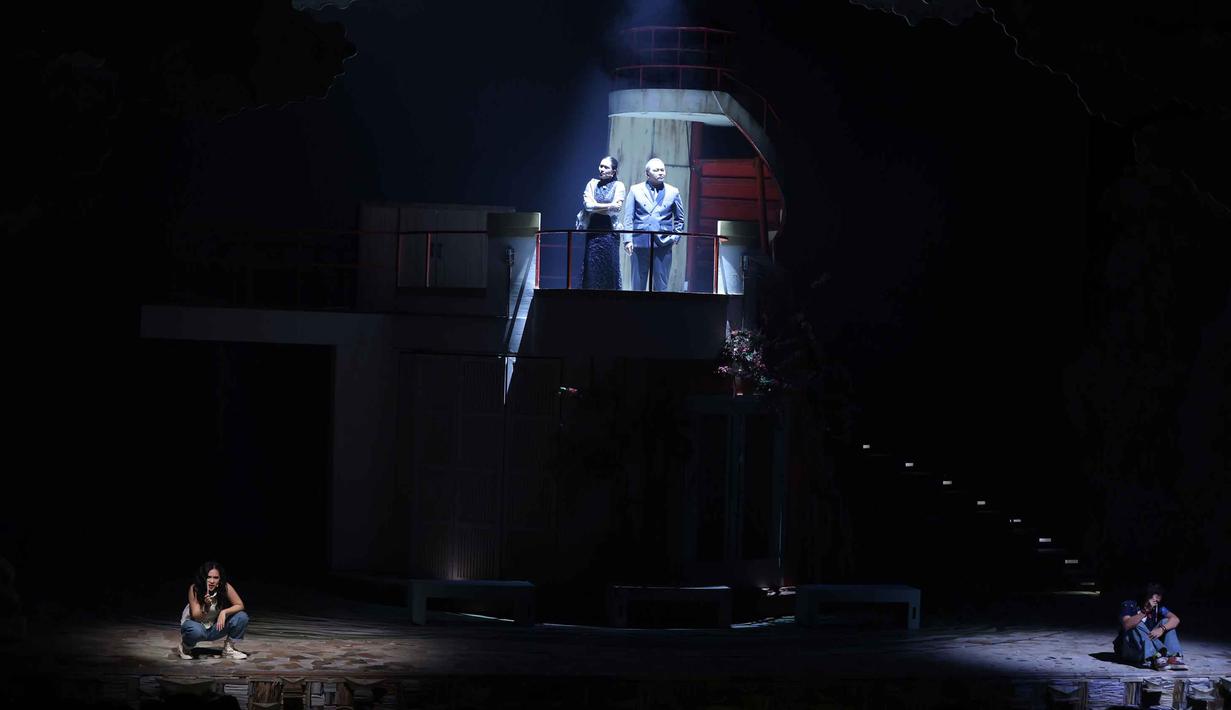 Karya ini mengangkat banyak imajinasi-imajinasi dan sajian yang memanjakan visual, telinga, dan hati. Tampak dalam foto, pelakon saat menampilkan drama musikal bertajuk Musikal Perahu Kertas di Ciputra Artpreneur, Jakarta, pada Jumat 30 Januari 2026. (Kapanlagi.com/Budy Santoso)