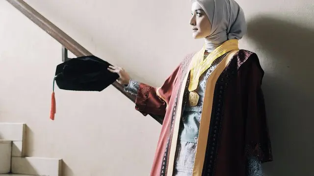 Pesona Selebgram Nabila Ishma saat wisuda