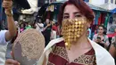 Seorang perempuan yang mengenakan kostum tradisional Tunisia mengikuti perayaan tahunan Hari Perempuan Nasional di pusat kota Tunis, Tunisia, pada 13 Agustus 2020. (Xinhua/Adel Ezzine)