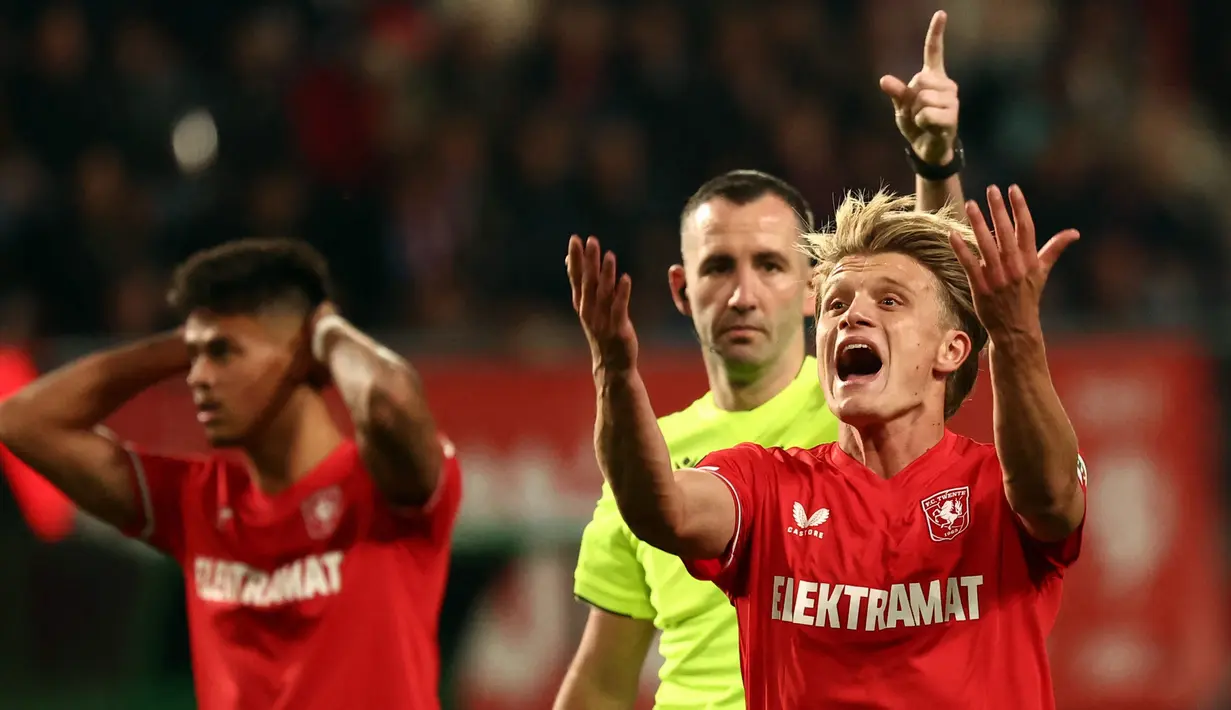 Pemain FC Twente, Sem Steijn bereaksi oleh keputusan wasit saat laga Liga Europa 2024/2025 melawan Fenerbahce di FC Twente stadium, Enschede, Belanda, Jumat (04/10/2024) dini hari WIB. (AFP/Vincent Jannink)
