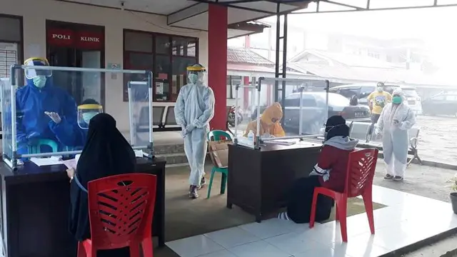 Petugas melakukan pengecekan kesehatan kepada masyarakat yang melintasi perbatasan beberapa waktu lalu.