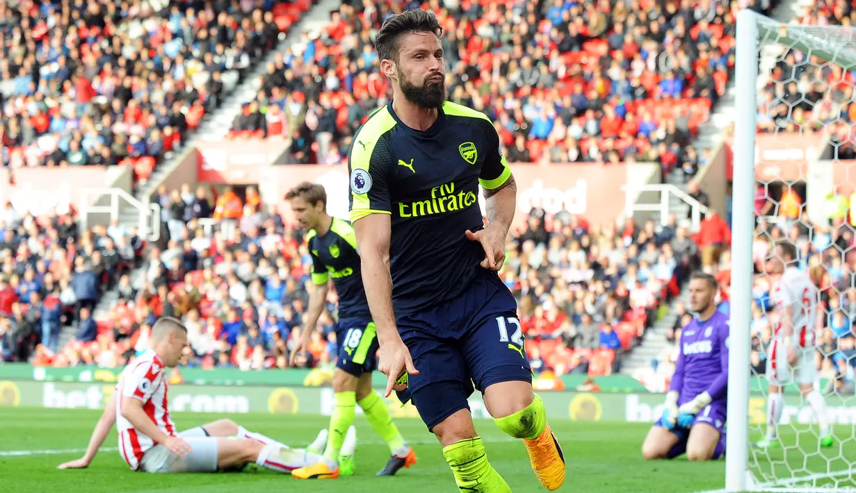 Striker Arsenal, Olivier Giroud, merayakan gol yang dicetaknya gawang Stoke City pada pertandingan pekan ke-37 Premier League, di Stadion Bet 365, Sabtu (13/5/2017). Arsenal menang dengan skor 4-1. (EPA/Rui Viera)
