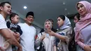 Sandiaga Uno bersama istri saat menghadiri acara syukuran HUT Raffi Ahmad dan Nagita Slavina di Kawasan Cinere, Depok, Sabtu (18/2). (Liputan6.com/Herman Zakharia)