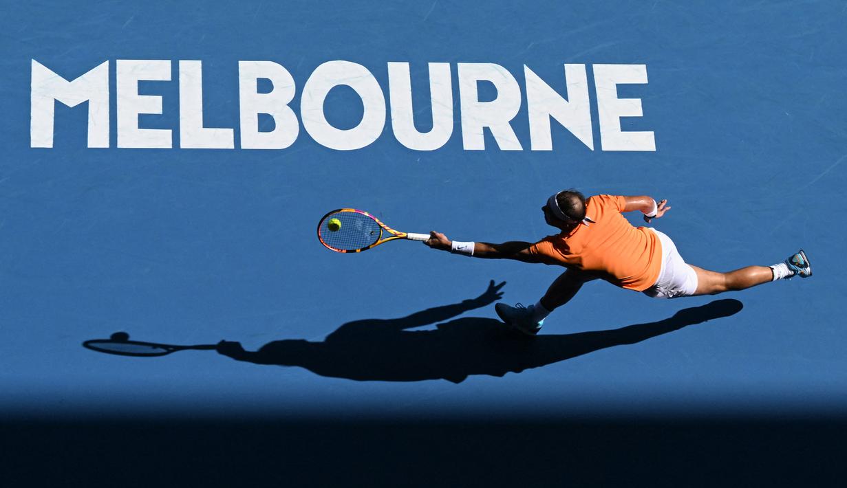 Petenis Spanyol, Rafael Nadal berusaha mengembalikan bola saat melawan petenis Inggris, Jack Draper pada laga tunggal putra Australia Open 2023 di Melbourne, Australia, 16 Januari 2023. (AFP/Manan Vatsyayana)
